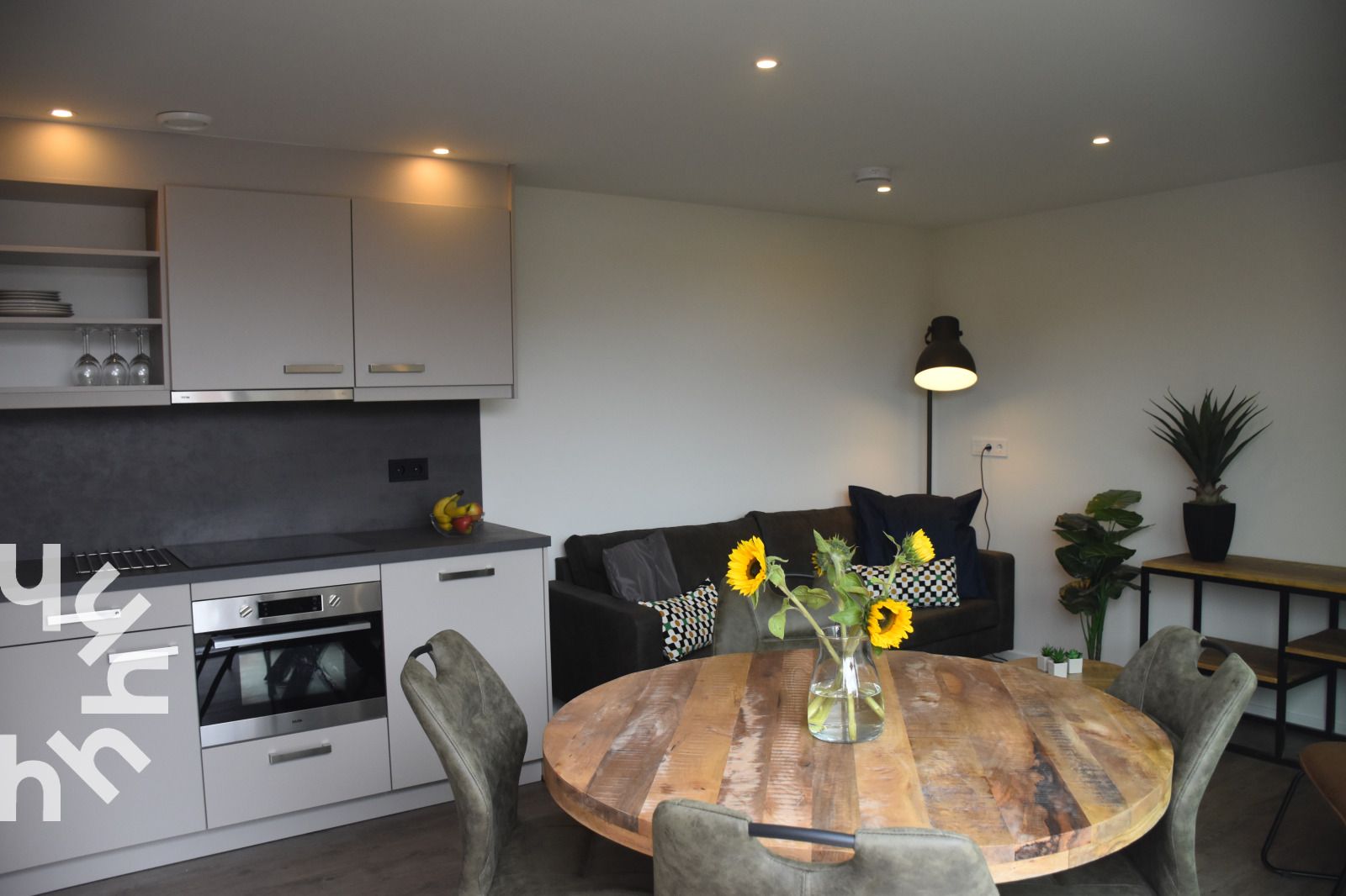 Gemuetliches Esszimmer und Kueche im Ferienhaus ZE732 in Westkapelle, Walcheren, Zeeland.