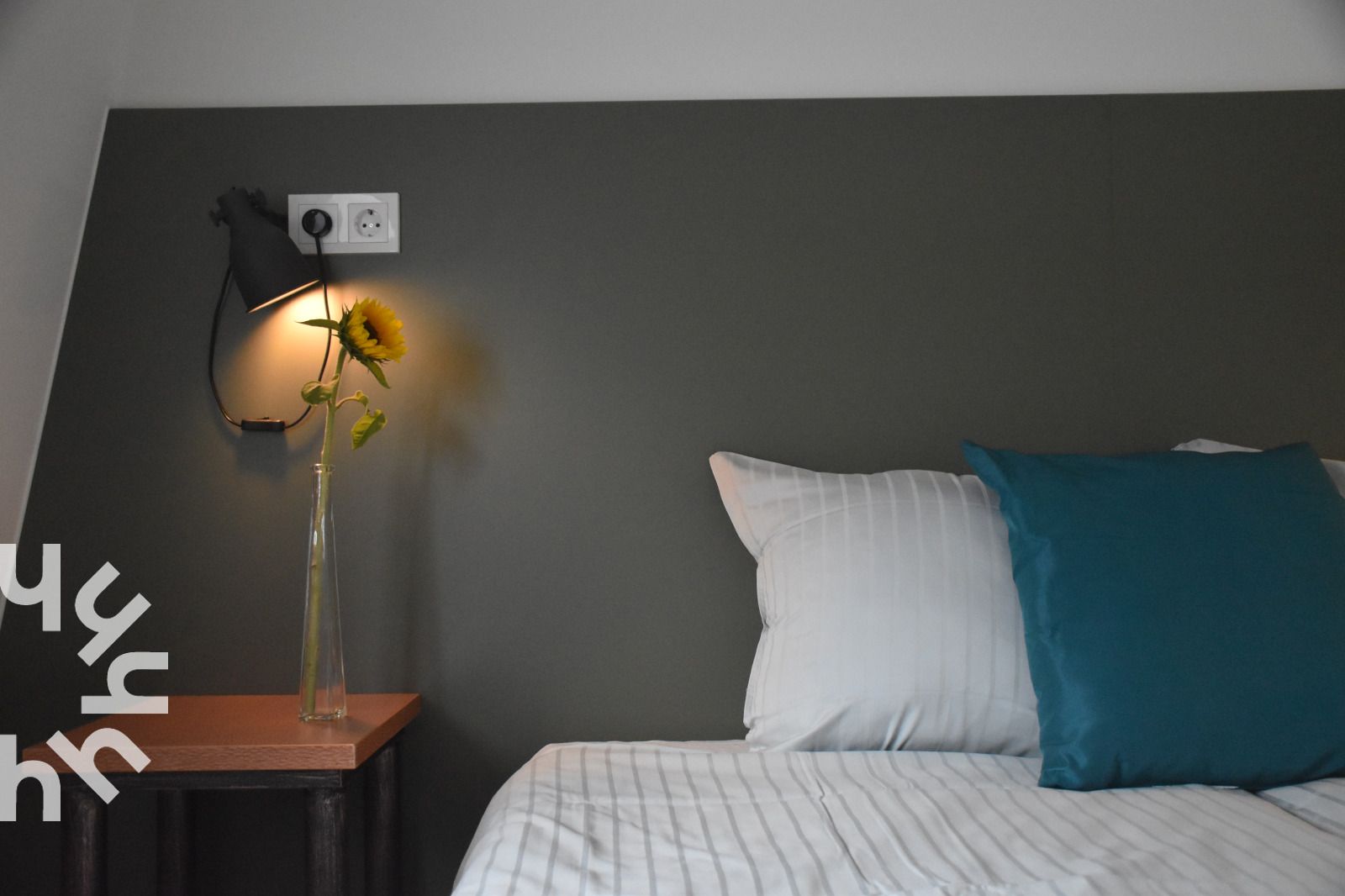 Stimmungsvolles Nachtlicht im Schlafzimmer des Ferienhauses ZE732 in Westkapelle, Walcheren, Zeeland.