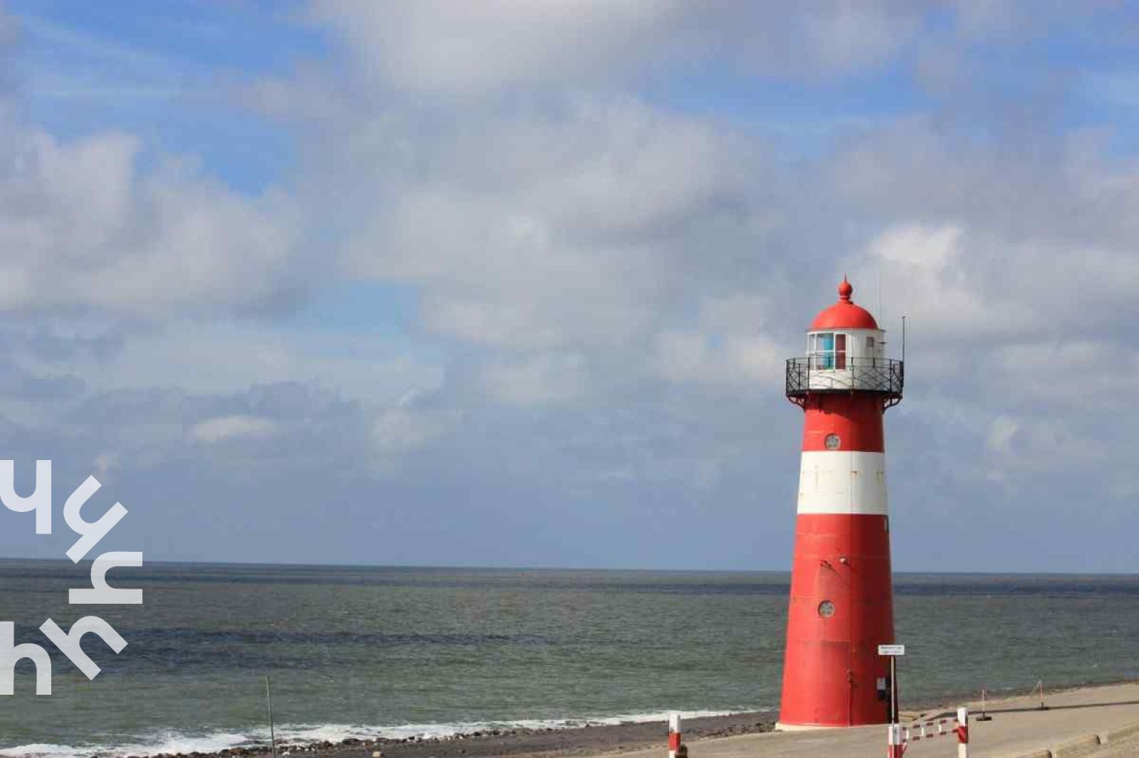 Roter Leuchtturm an der Kueste bei ZE732 in Westkapelle, Walcheren, Zeeland.