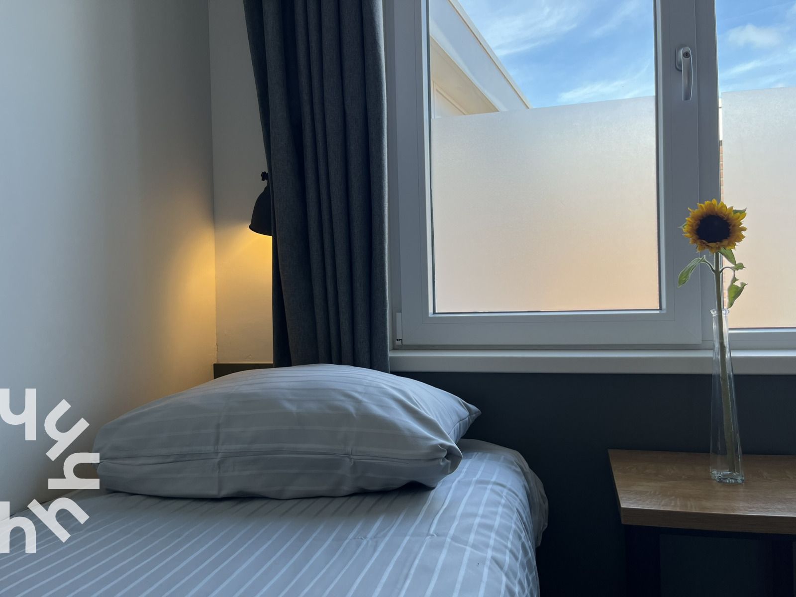 Modern bathroom in vacation home ZE927, Westkapelle, Walcheren, with sink and towel radiator.