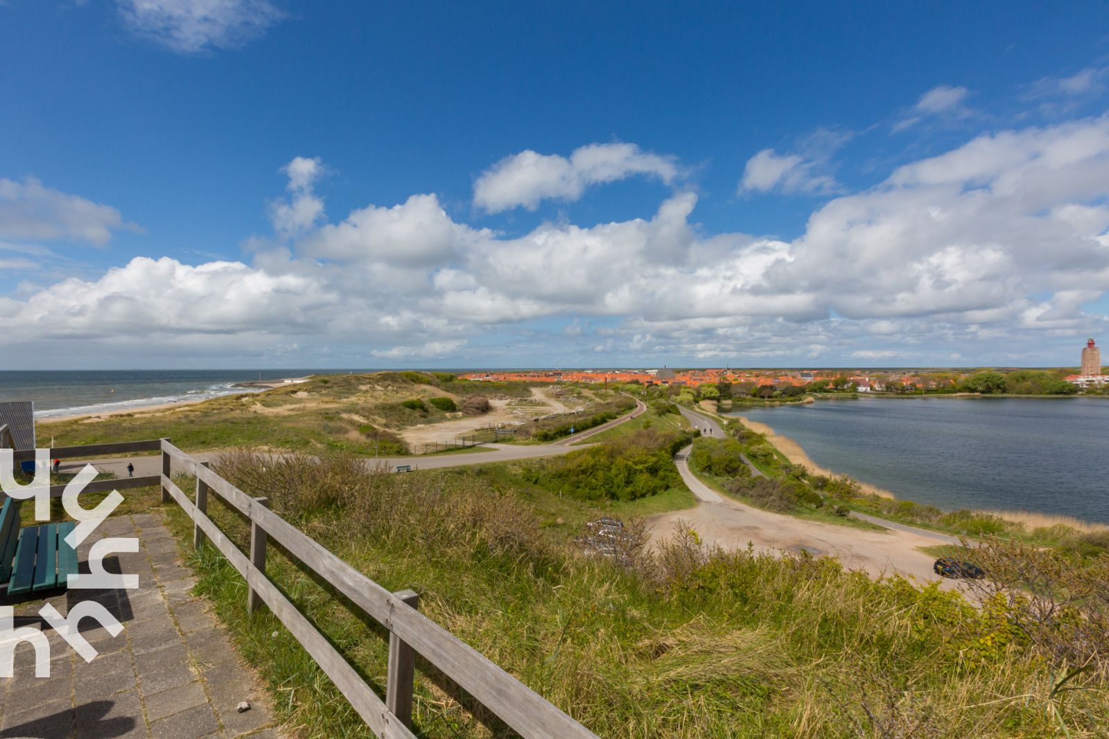 Living room in vacation home ZE927, Westkapelle, Walcheren, with sofa and TV.
