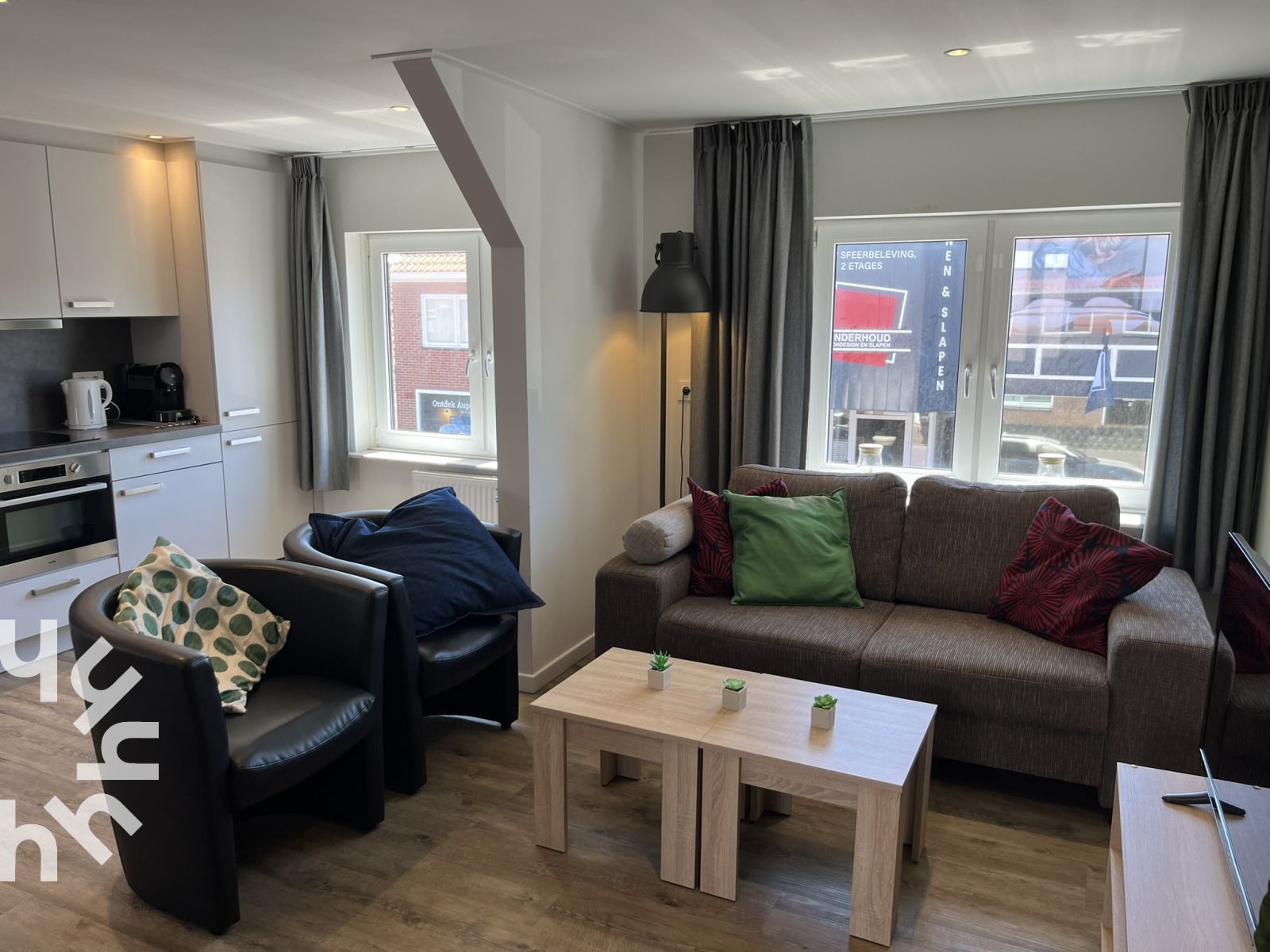 Bedroom with single bed and sunflower in vacation home ZE927, Westkapelle.