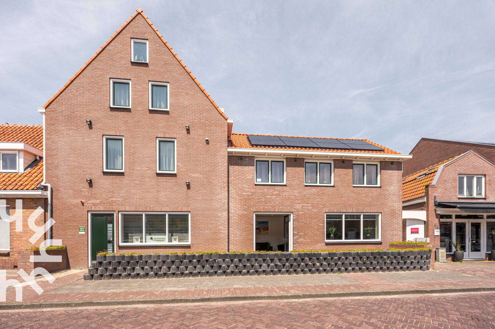 Modern kitchen in vacation home ZE927, Westkapelle, Walcheren, with appliances.