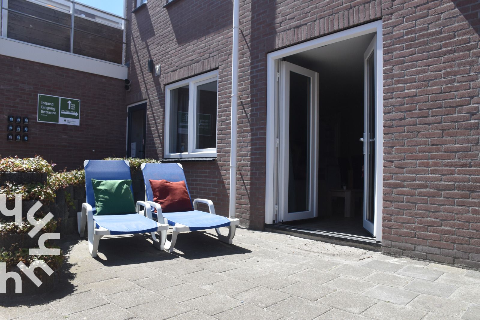 Geniet van het zonnige terras bij vakantiehuis ZE926 in Westkapelle, Zeeland.