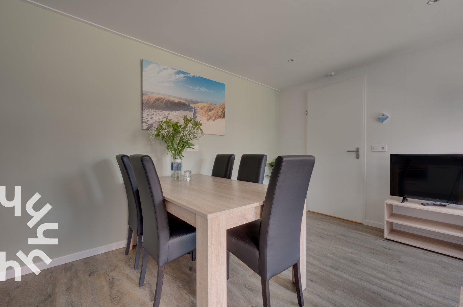 Modern toilet met wastafel in vakantiehuis ZE926, Westkapelle.