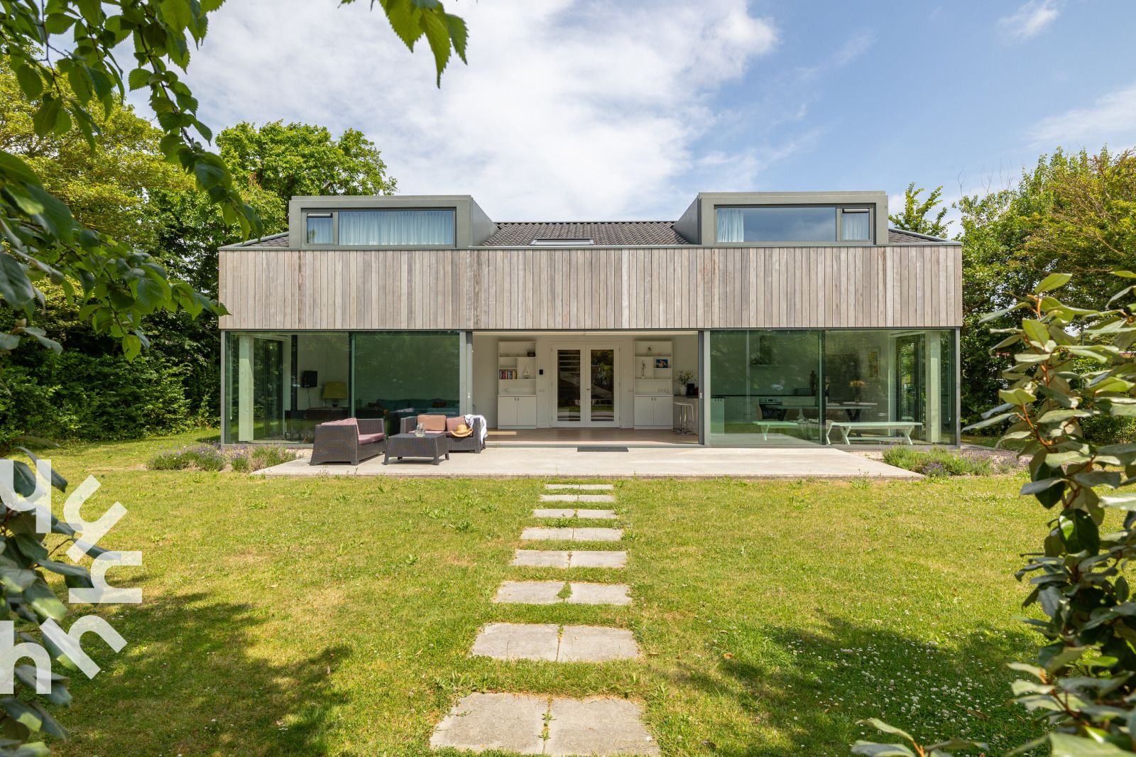 Moderne vakantiehuis ZE263 in Westkapelle, Walcheren met ruime tuin en glazen gevels.