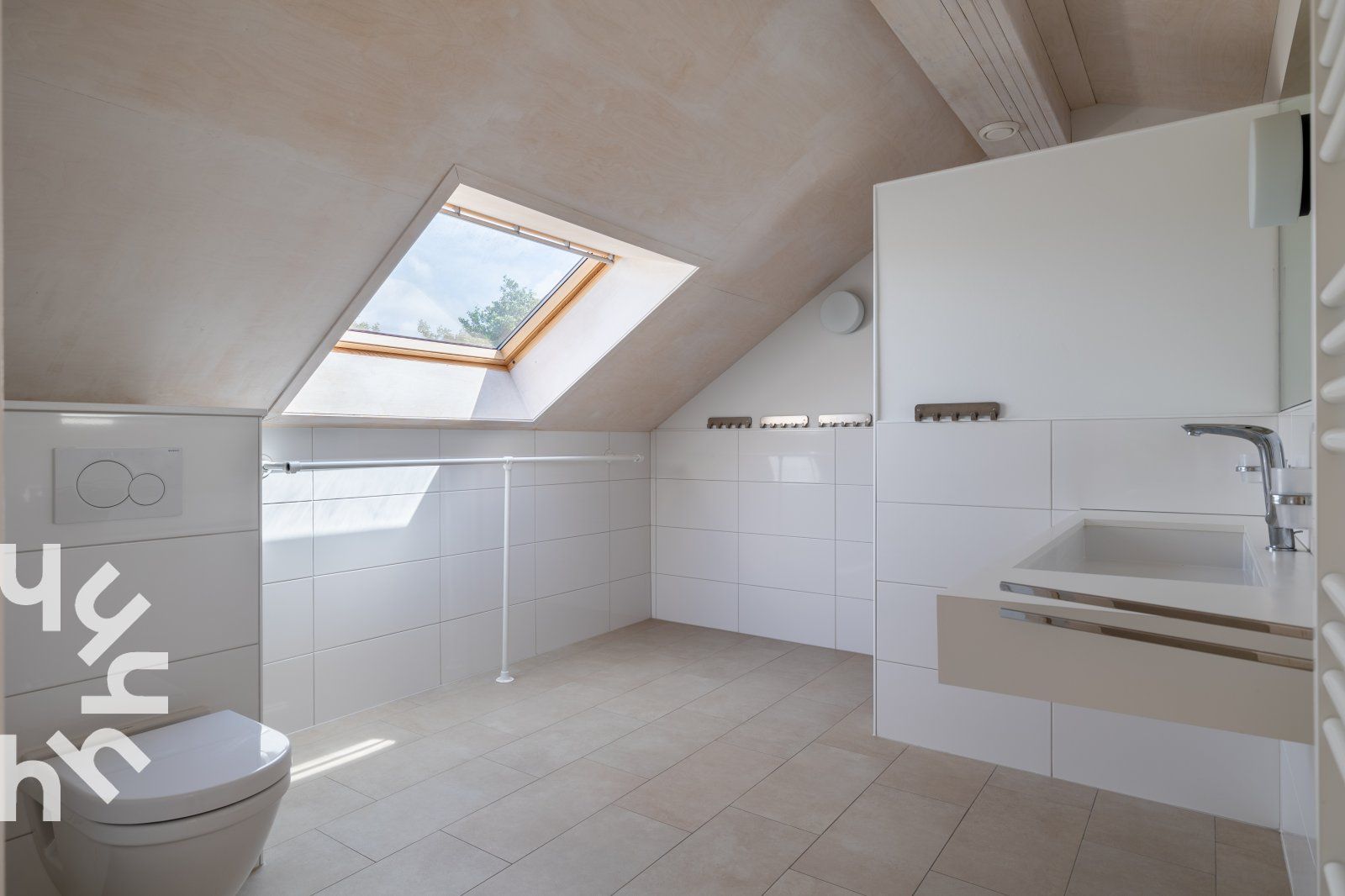 Slaapkamer in vakantiehuis ZE263, Westkapelle met groot raam en uitzicht op de natuur.