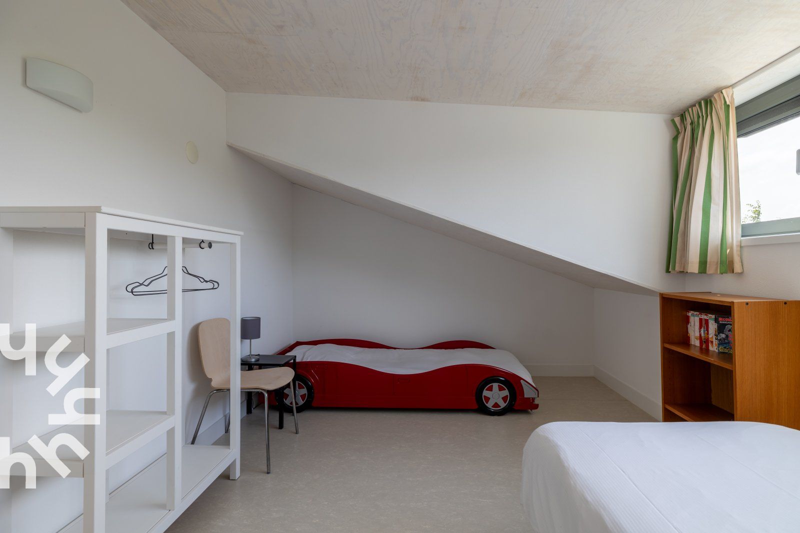 Kinderkamer in vakantiehuis ZE263, Westkapelle met speels autovormig bed.