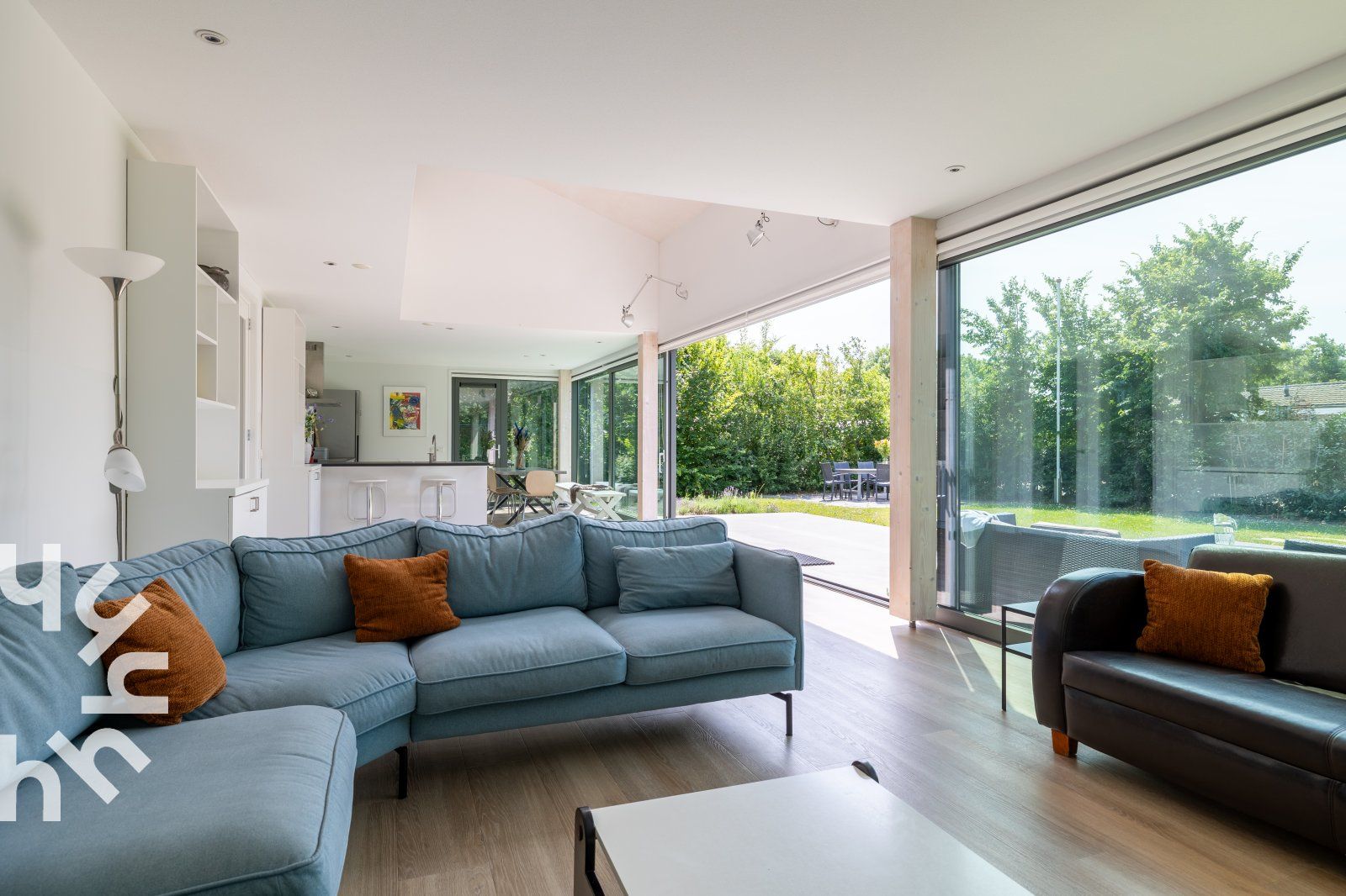 Knusse zithoek in vakantiehuis ZE263, Westkapelle met houtkachel en grote ramen.