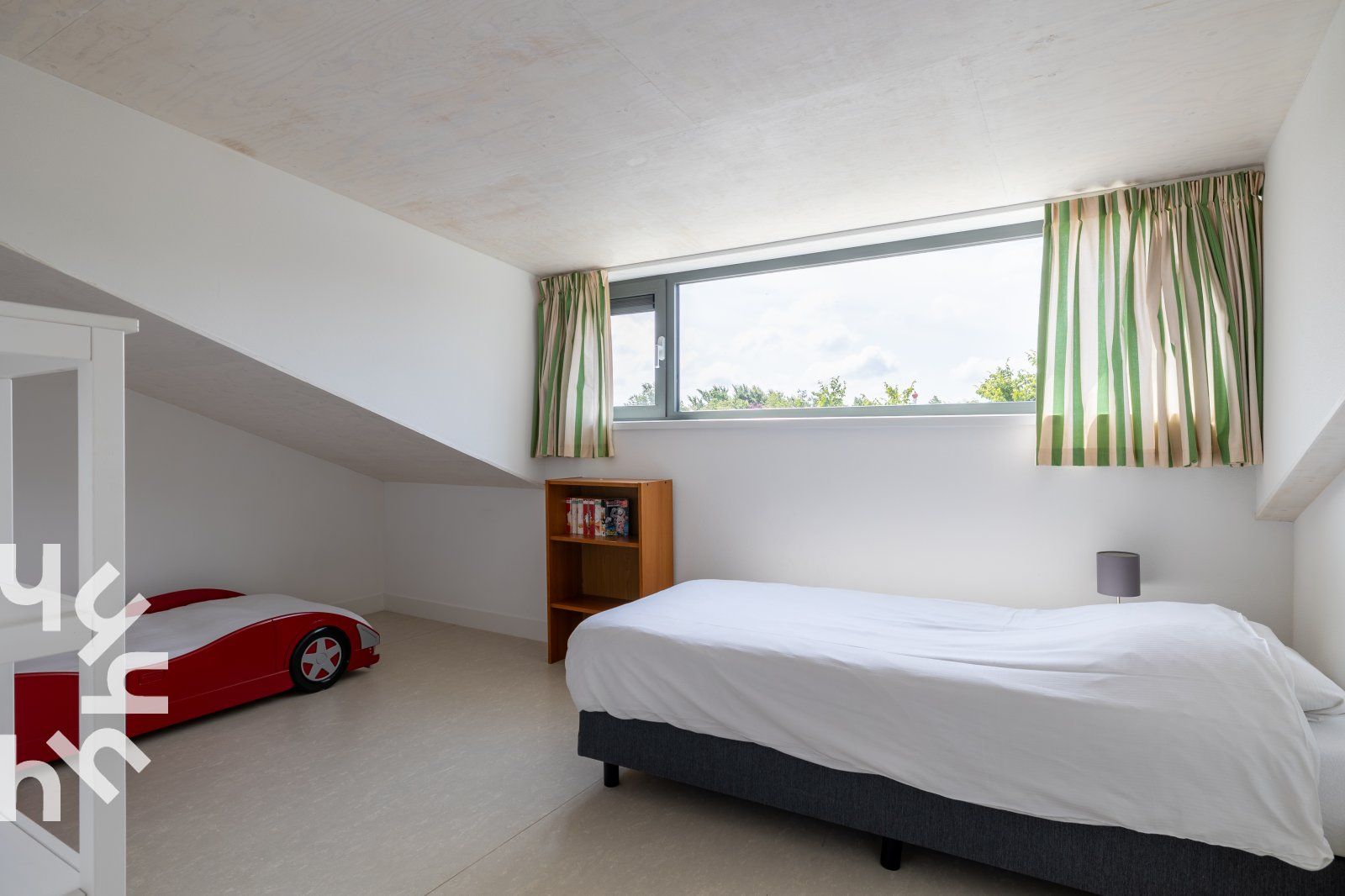 Luchtfoto van vakantiehuis ZE263 in Westkapelle, omgeven door groen en nabij de kust.