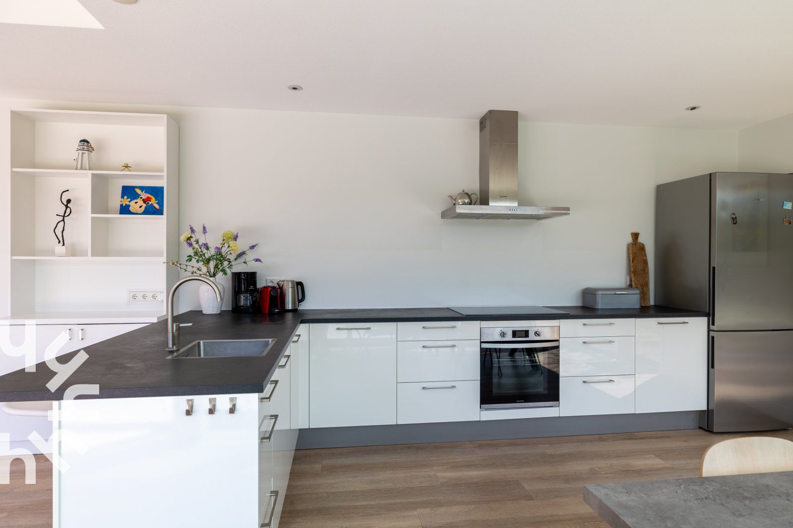 Ruime slaapkamer met twee bedden in vakantiehuis ZE263, Westkapelle.