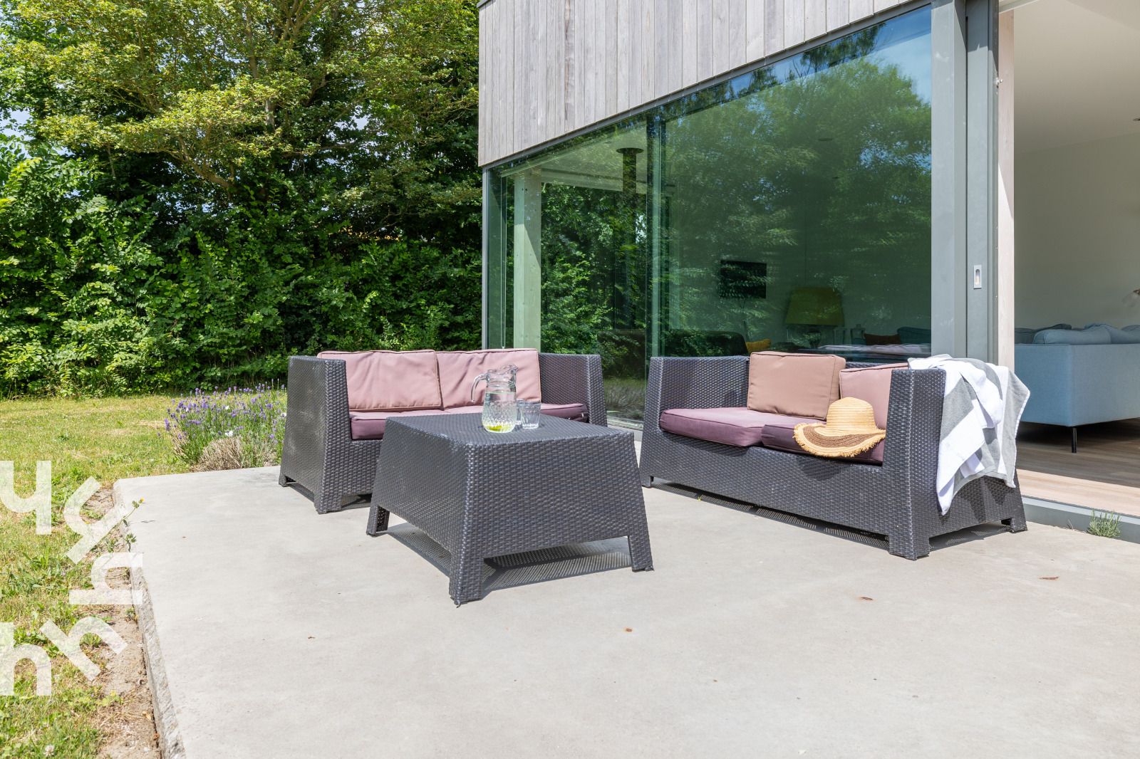 Gang in vakantiehuis ZE263, Westkapelle met ingebouwde kasten en spiegel.