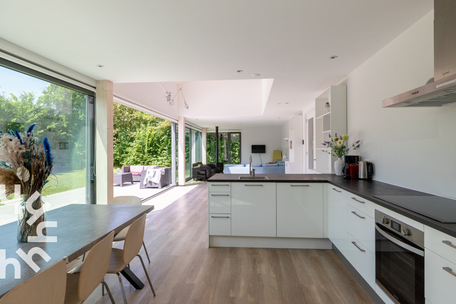 Luchtfoto van vakantiehuis ZE263 in Westkapelle, omgeven door natuur.