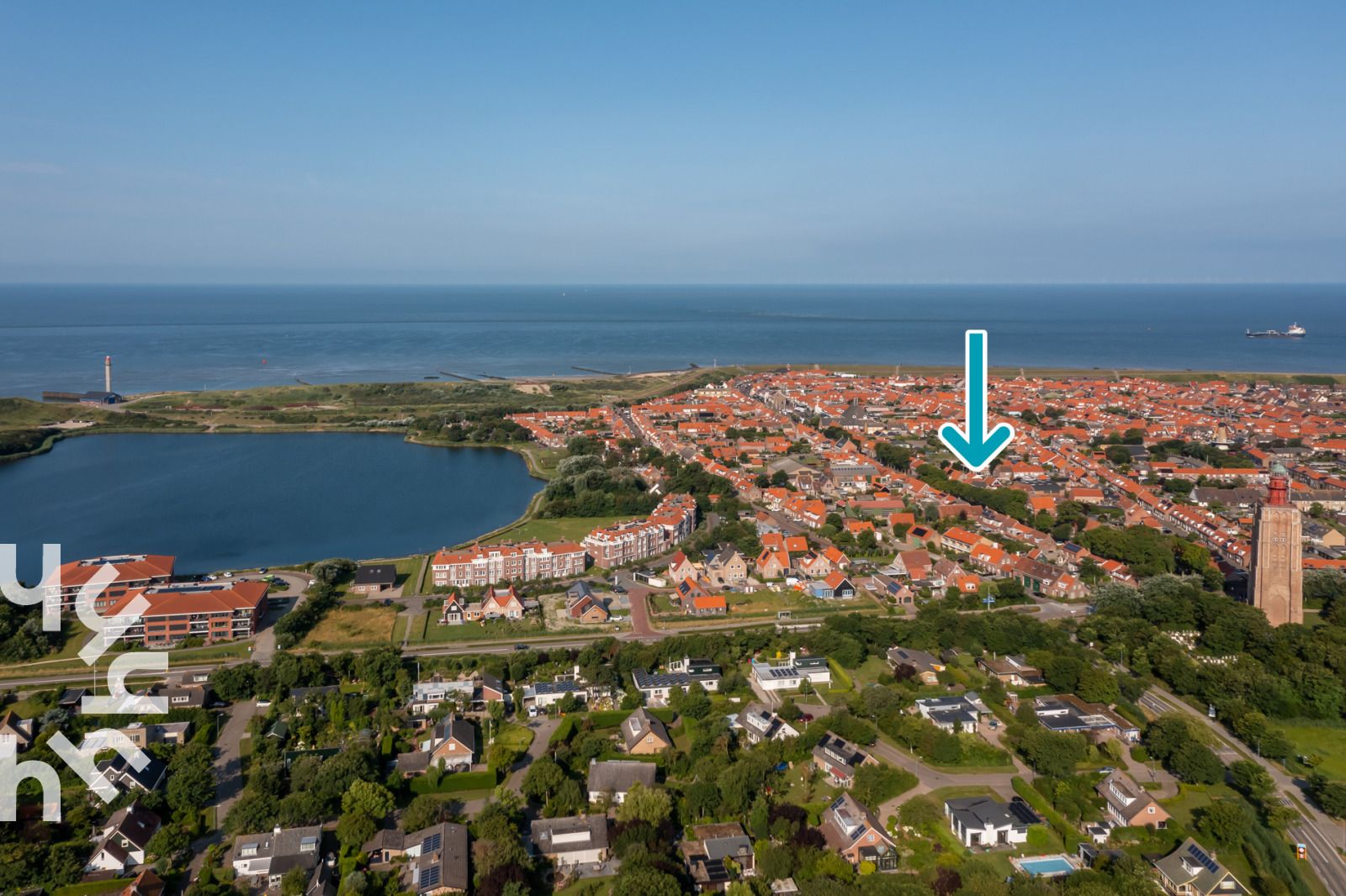 Exterior view of vacation home ZE1508 with solar panels in Westkapelle, Walcheren, Zeeland.