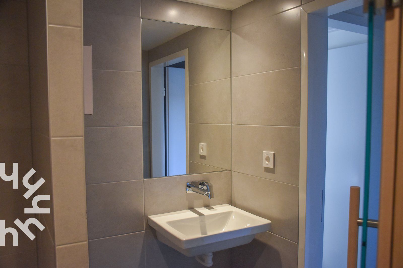 Modern bathroom in vacation home ZE1315, Westkapelle, Walcheren, Zeeland with hanging toilet.