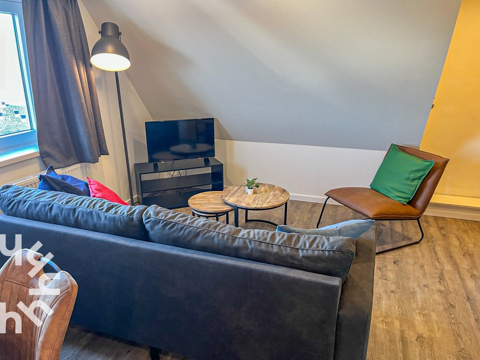 Comfortable sitting area in vacation home ZE1315, Westkapelle, Walcheren, Zeeland with TV and sofa.