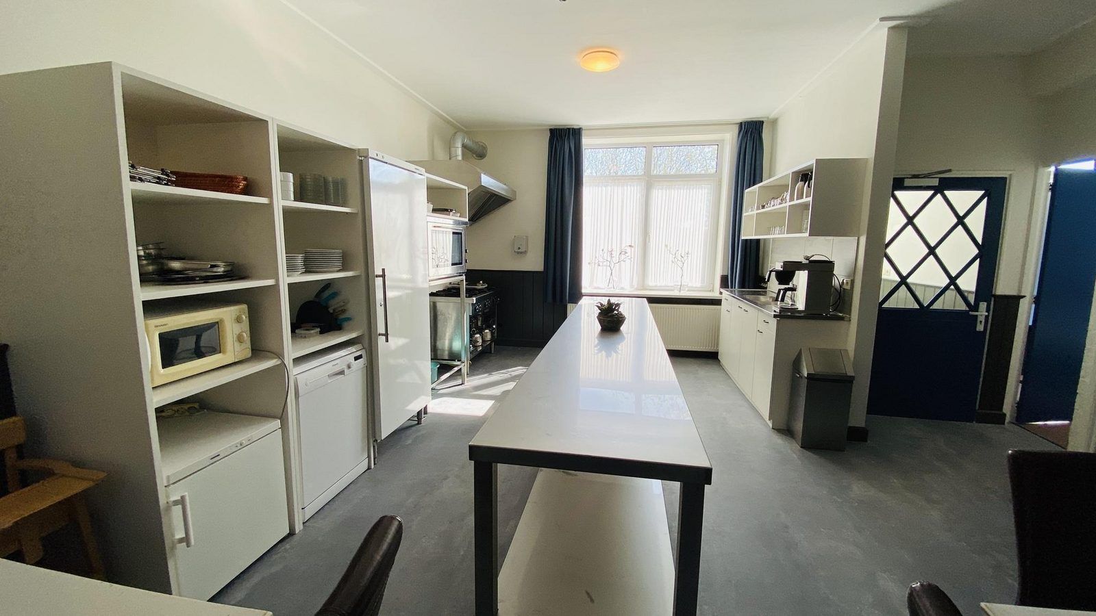 Functional kitchen of VZ131 Group accommodation Westkapelle, vacation home in Westkapelle, Walcheren.