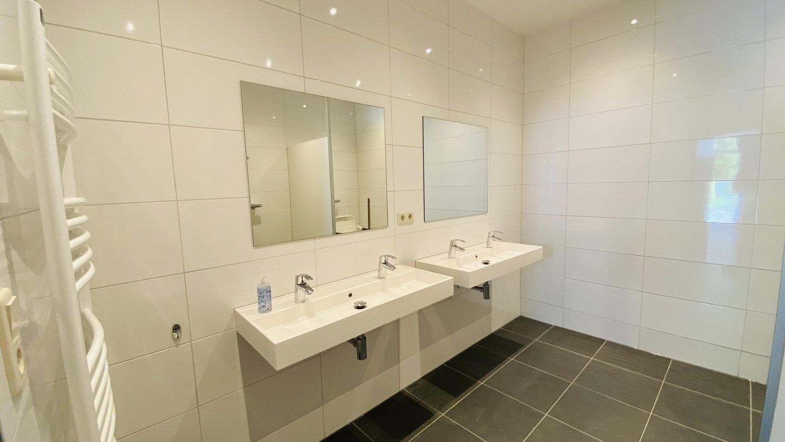 Spacious bathroom with double sink in VZ131 Group accommodation Westkapelle, vacation home in Zeeland.