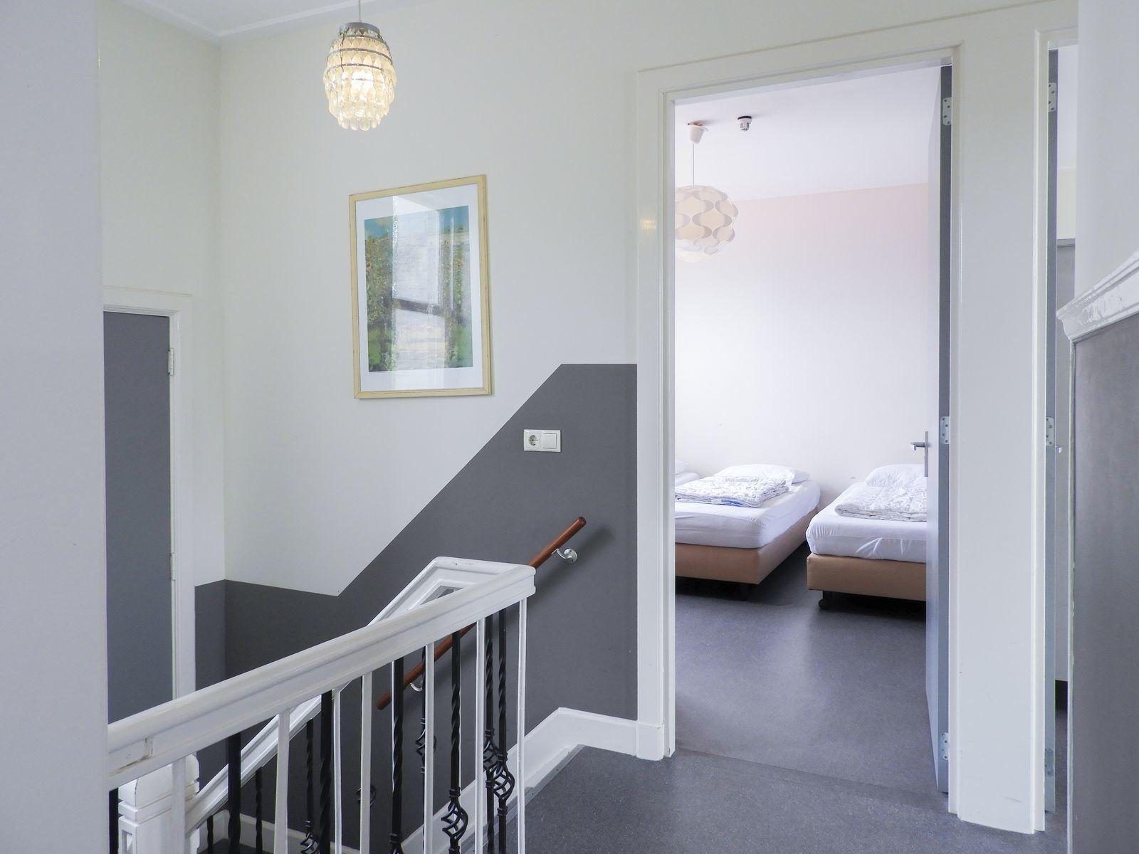 Top floor of VZ131 Group accommodation Westkapelle, vacation home in Zeeland with access to bedrooms.