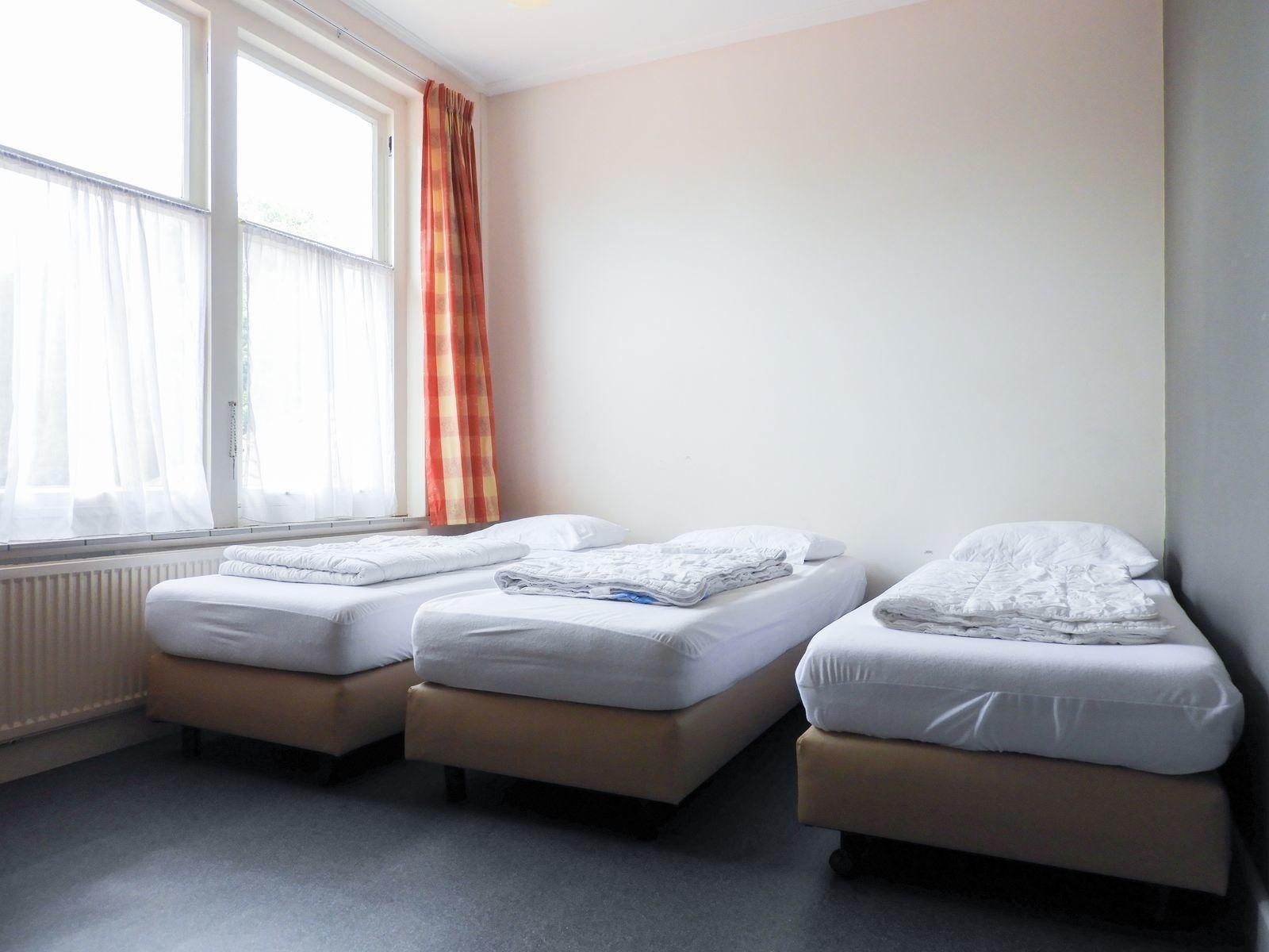 Bedroom with three beds in VZ131 Group accommodation Westkapelle, vacation home in Westkapelle, Walcheren.