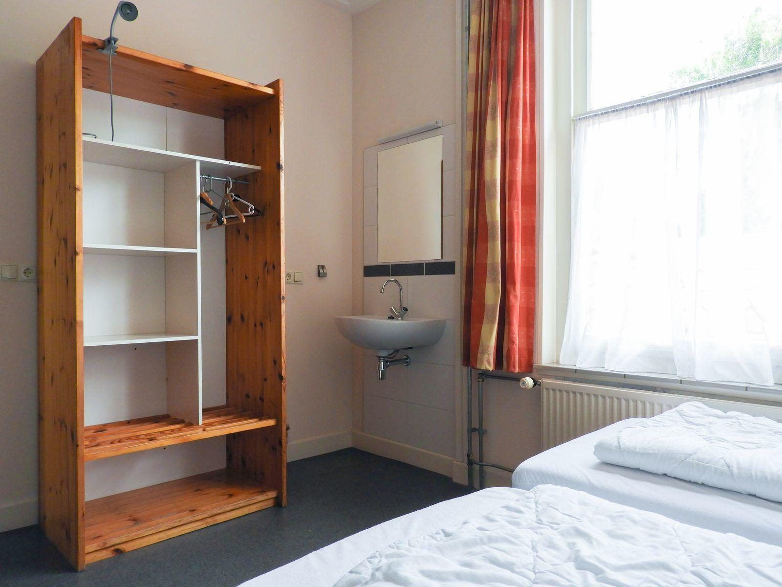 Room with sink in VZ131 Group accommodation Westkapelle, vacation home in Zeeland.