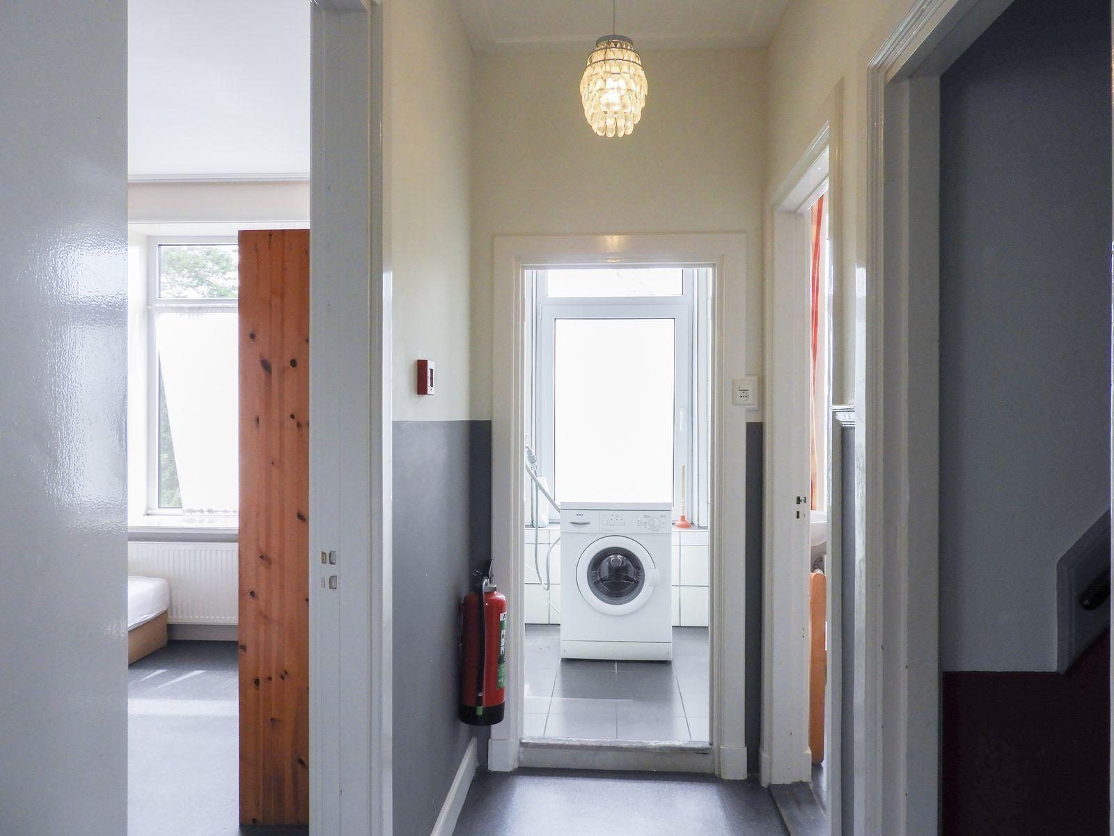 Corridor with washing machine in VZ131 Group accommodation Westkapelle, vacation home in Westkapelle, Walcheren.