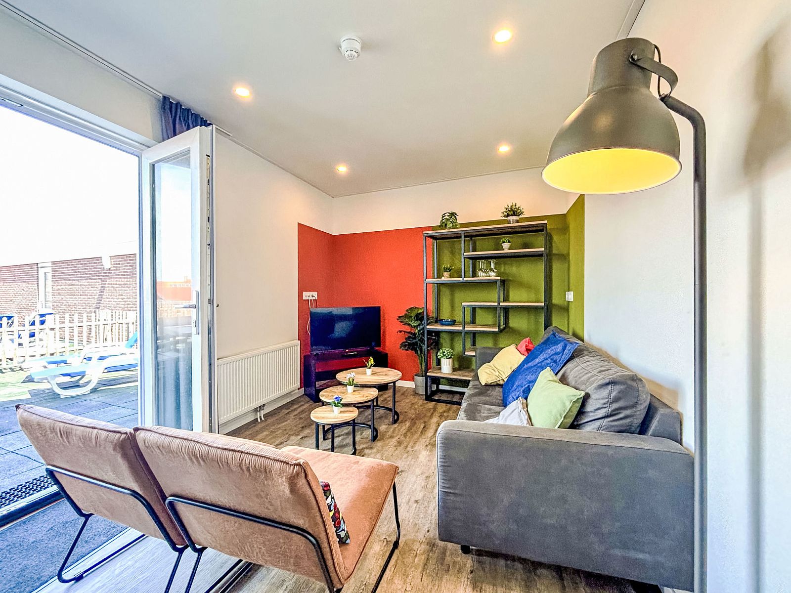 Helles Wohnzimmer mit Zugang zur Terrasse im Apartment Beach House Westkapelle 107.5, Westkapelle, Walcheren, Zeeland.