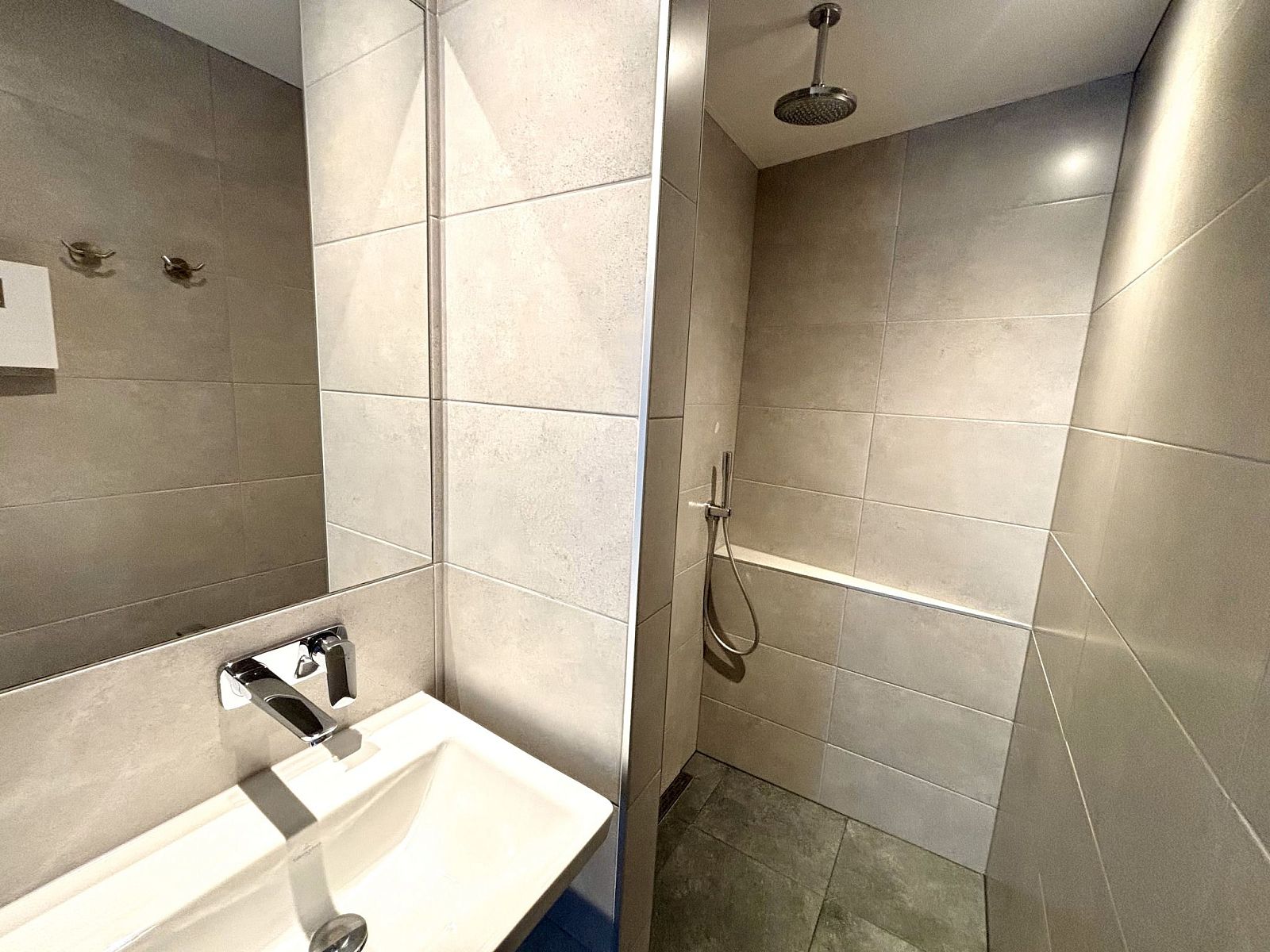 Modernes Badezimmer mit Regendusche im Apartment Beach House Westkapelle 107.5, Westkapelle, Walcheren, Zeeland.