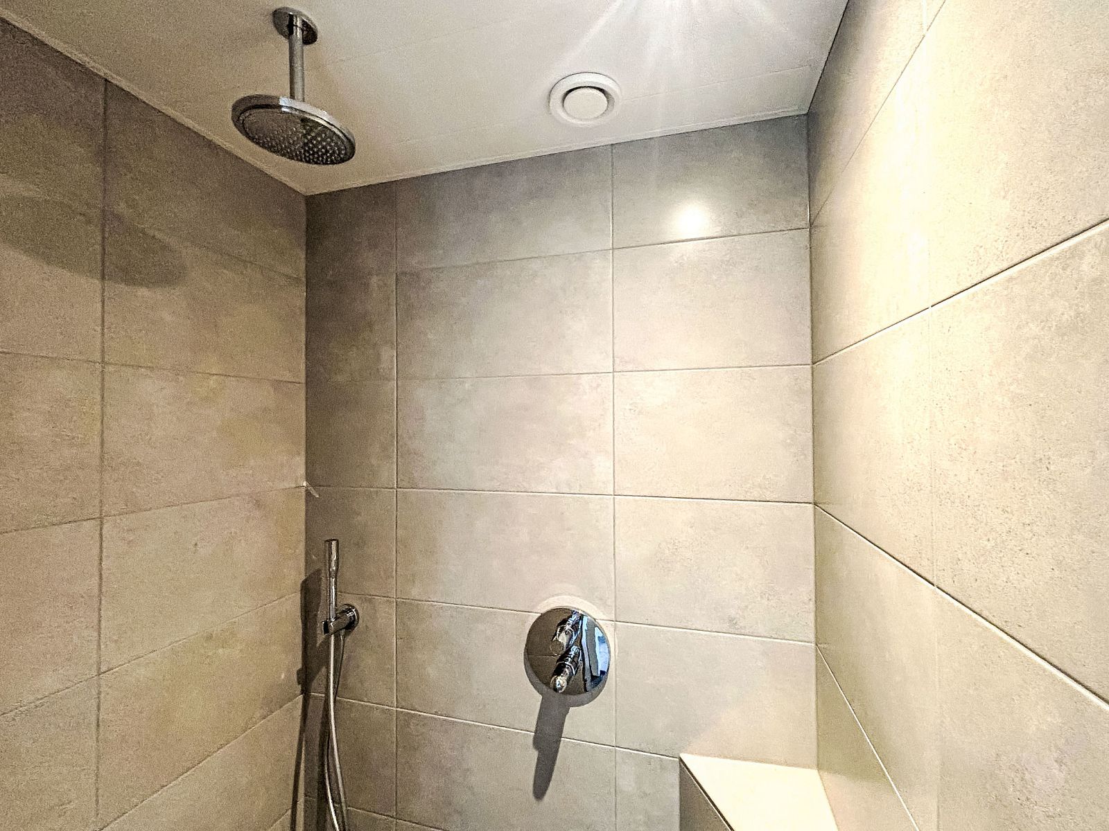 Stilvolle Dusche im Badezimmer des Apartment Beach House Westkapelle 107.5, Westkapelle, Walcheren, Zeeland.