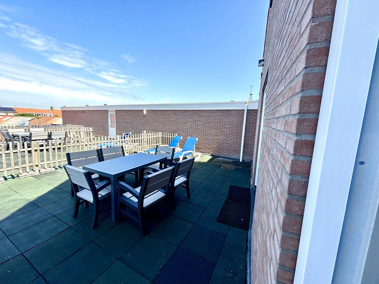 Geraeumige Dachterrasse mit Sitzgelegenheiten im Apartment Beach House Westkapelle 107.5, Westkapelle, Walcheren, Zeeland.