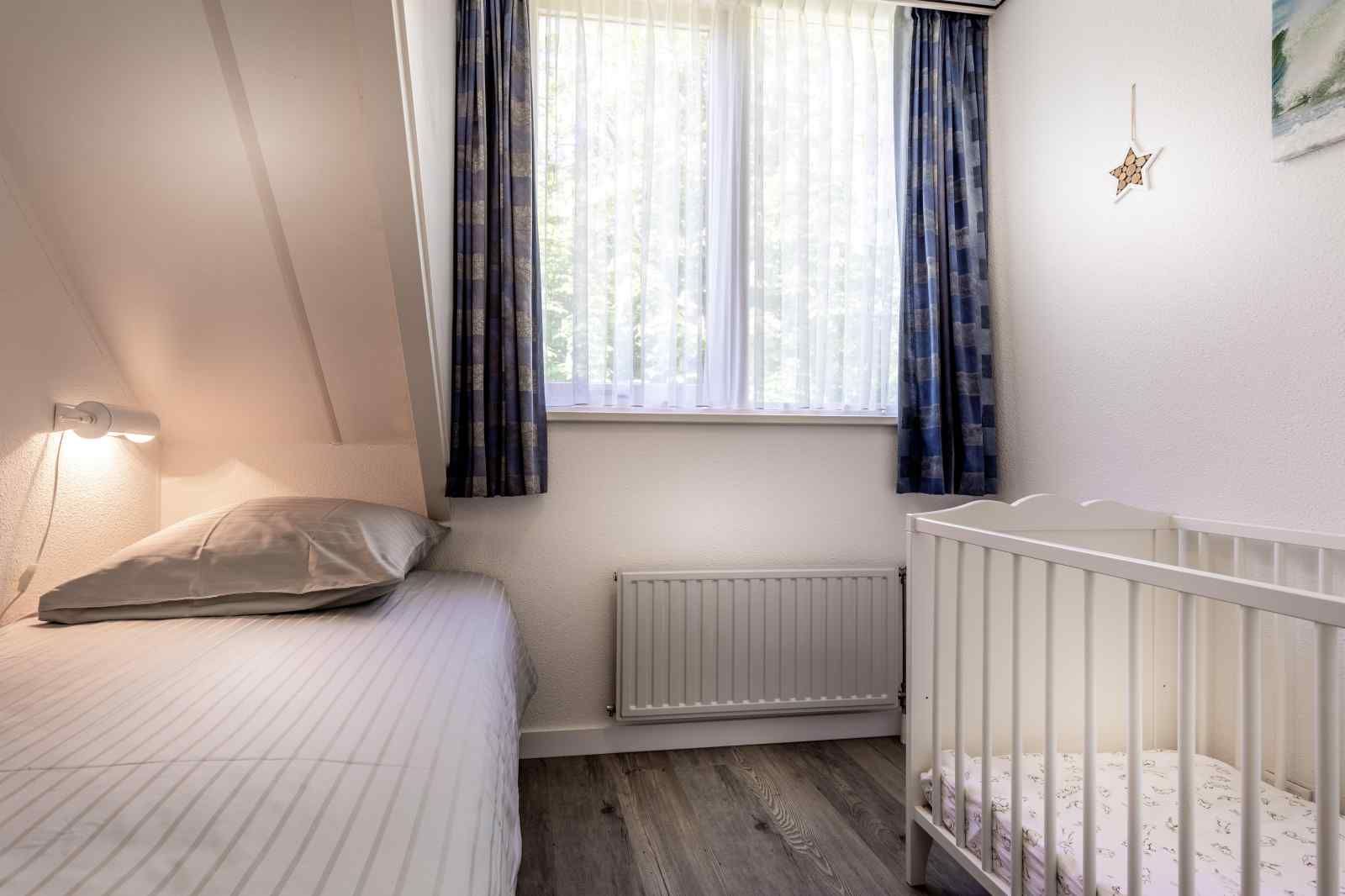 Moderne keuken in ZE014 vakantiehuis Domburg, Walcheren, compleet met apparatuur voor een comfortabel verblijf in Zeeland.