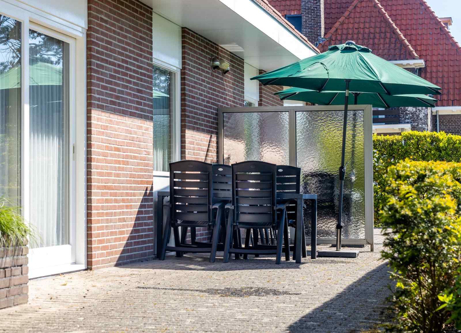 Gezellige woonkamer in vakantiehuis ZE014, Domburg, Walcheren, met comfortabele banken en veel natuurlijk licht.