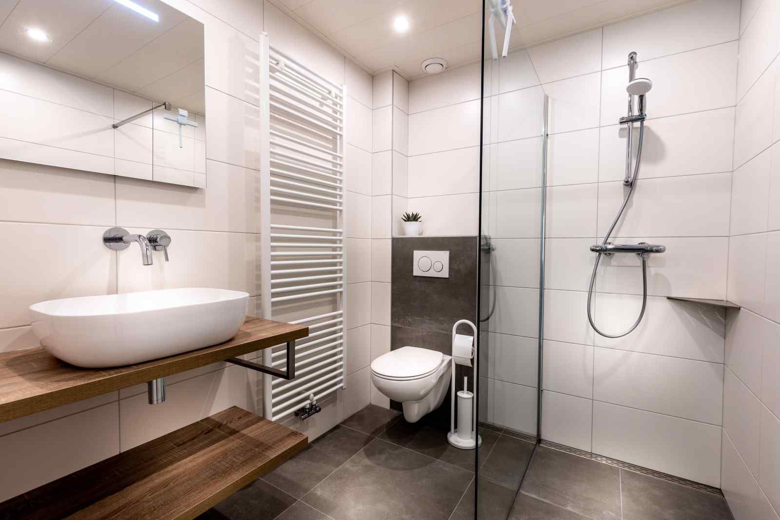 Stijlvolle badkamer in vakantiehuis ZE014, Domburg, Walcheren, met moderne voorzieningen voor een luxe verblijf.