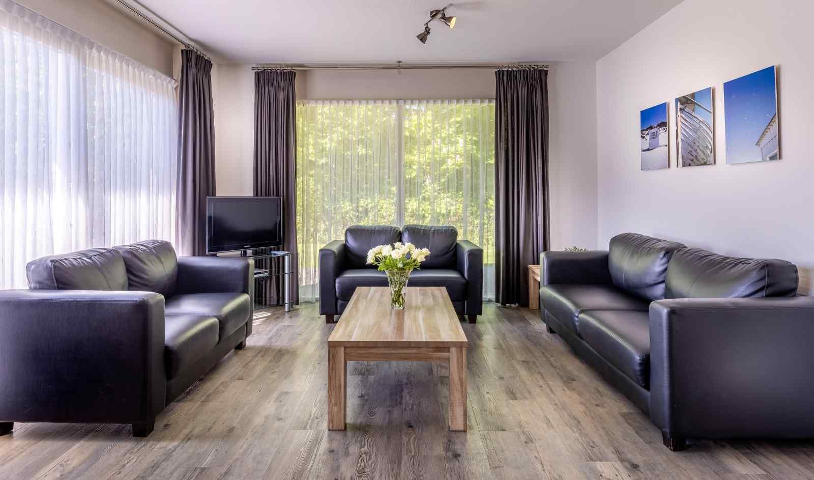 Tweede badkamer in vakantiehuis ZE014, Domburg, Walcheren, met moderne douche en wastafel voor extra comfort.