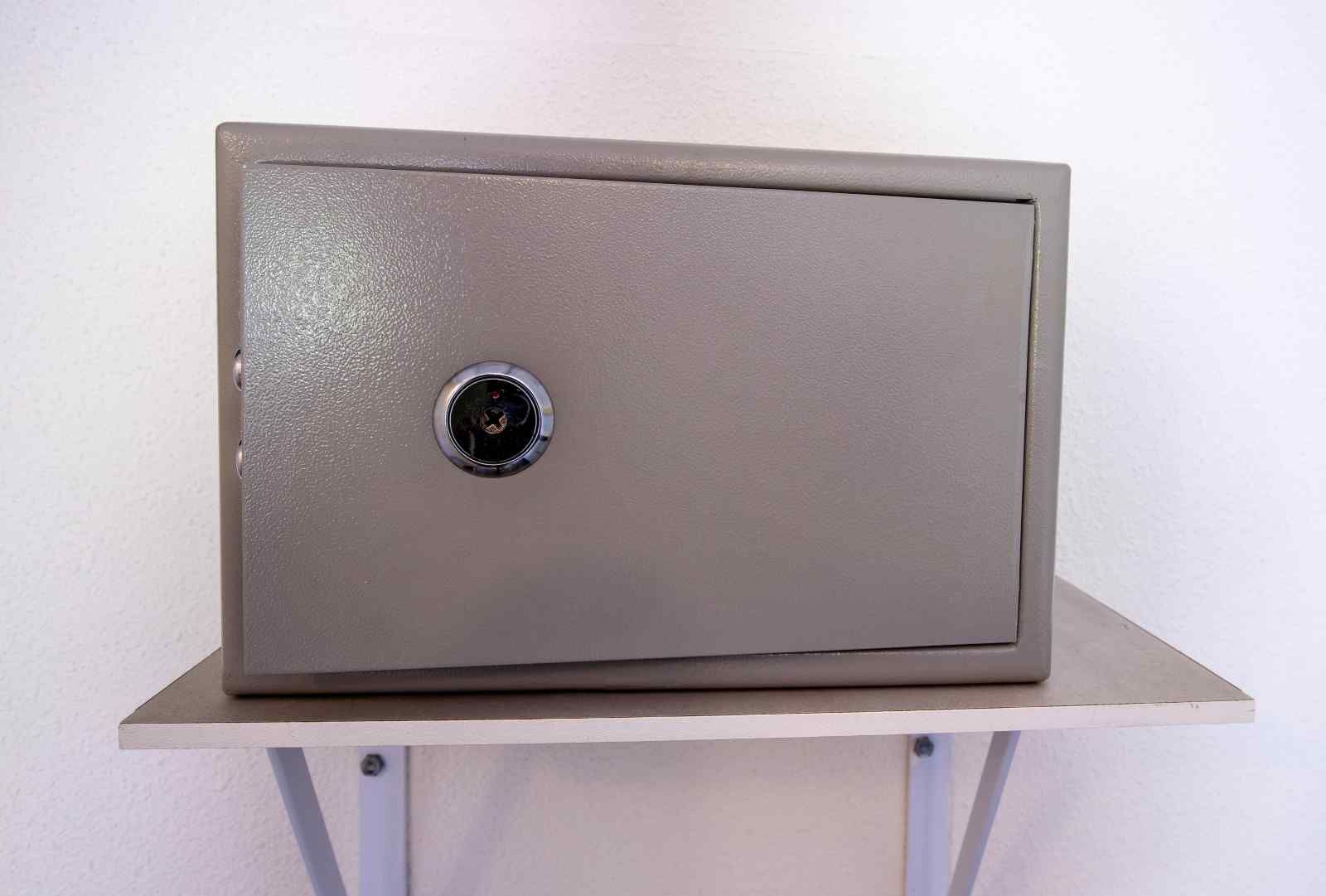 Voorzijde van vakantiehuis ZE014 in Domburg, Walcheren, met charmante rode dakpannen en groene omgeving.