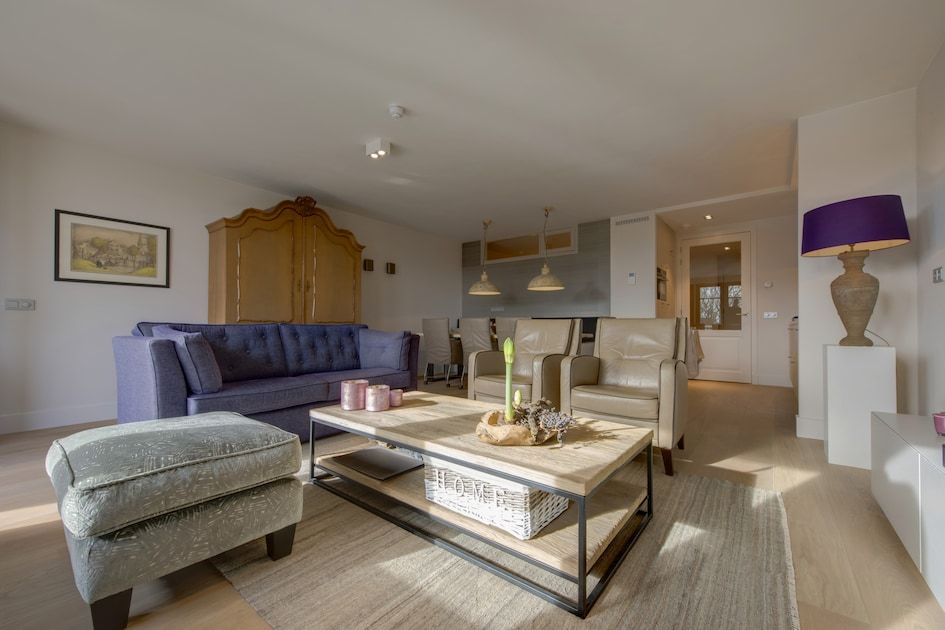 Luxe woonkamer in Champagne Wellness 6 in Domburg, Zeeland met comfortabele banken en stijlvol interieur.