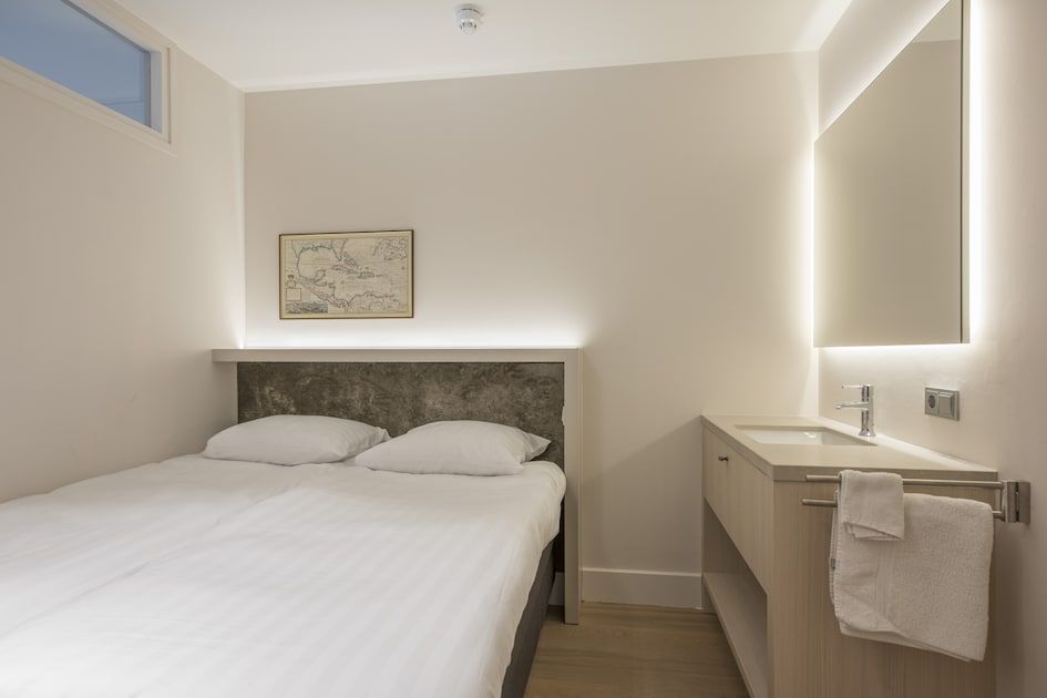 Comfortabele slaapkamer in vakantiehuis Champagne Wellness 6 in Domburg met zachte verlichting.