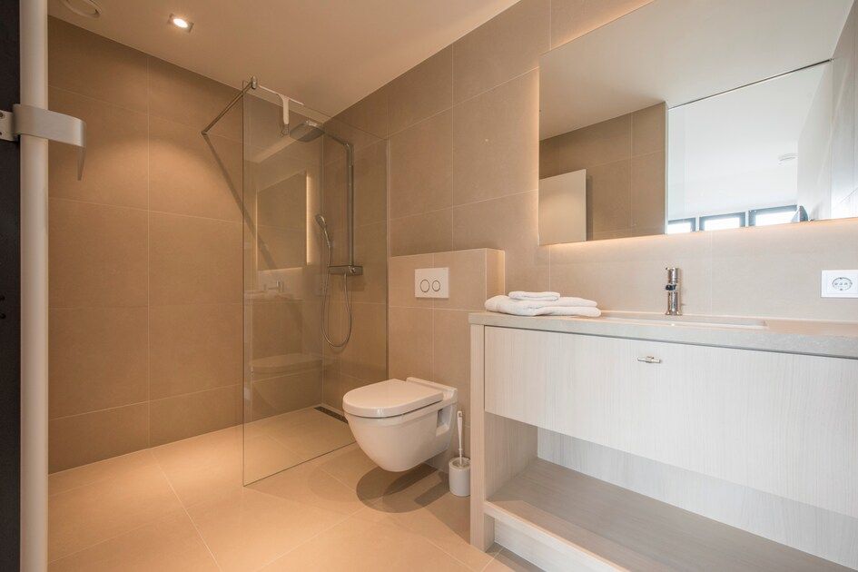Stijlvolle badkamer in Champagne Wellness 6 appartement in Domburg met moderne voorzieningen.