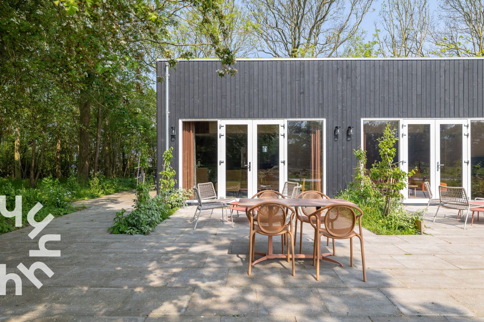 Terrace of vacation home ZE1297 in Domburg, Walcheren, with seating and green surroundings