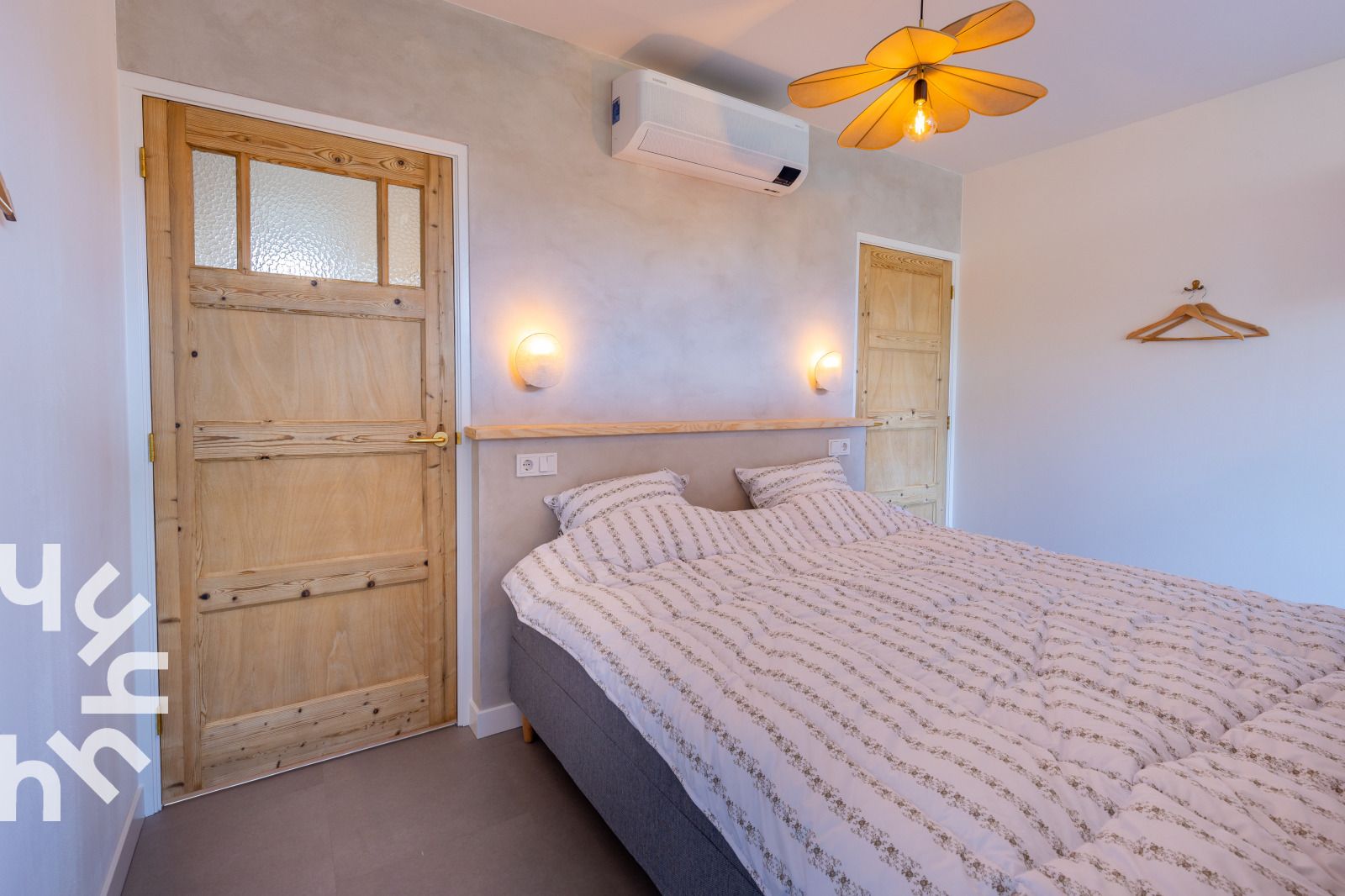 Belebte Einkaufsstrasse in Domburg in der Naehe des Ferienhauses ZE1408, Walcheren, Zeeland.