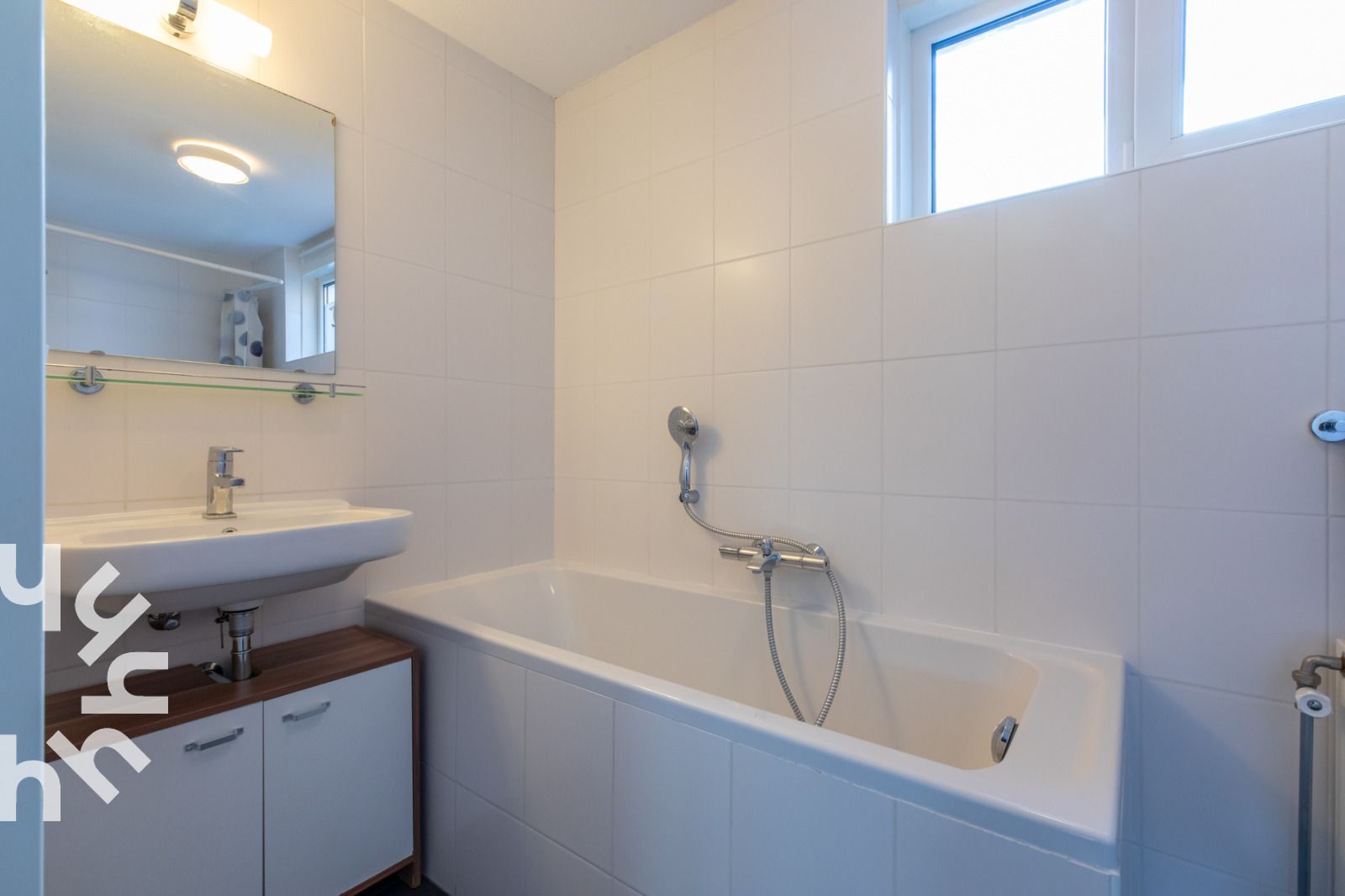 Vooraanzicht van vakantiehuis ZE1594 in Domburg, Walcheren, Zeeland met rode bakstenen en een smalle doorgang.