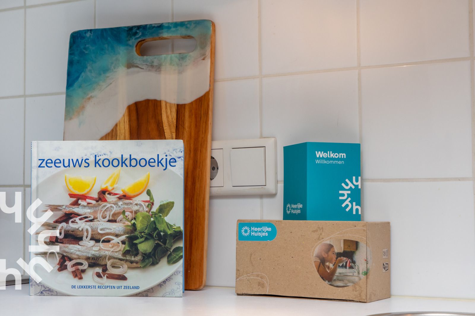 Lichte woonkamer van vakantiehuis ZE1594 in Domburg, Walcheren, Zeeland met uitzicht op het terras.