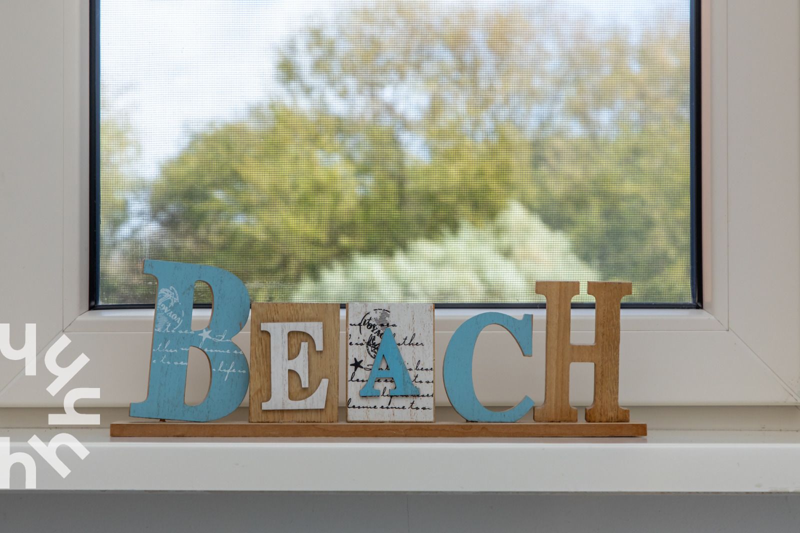 Ruime slaapkamer in vakantiehuis ZE1594 in Domburg, Walcheren, Zeeland met groot bed en houten vloer.