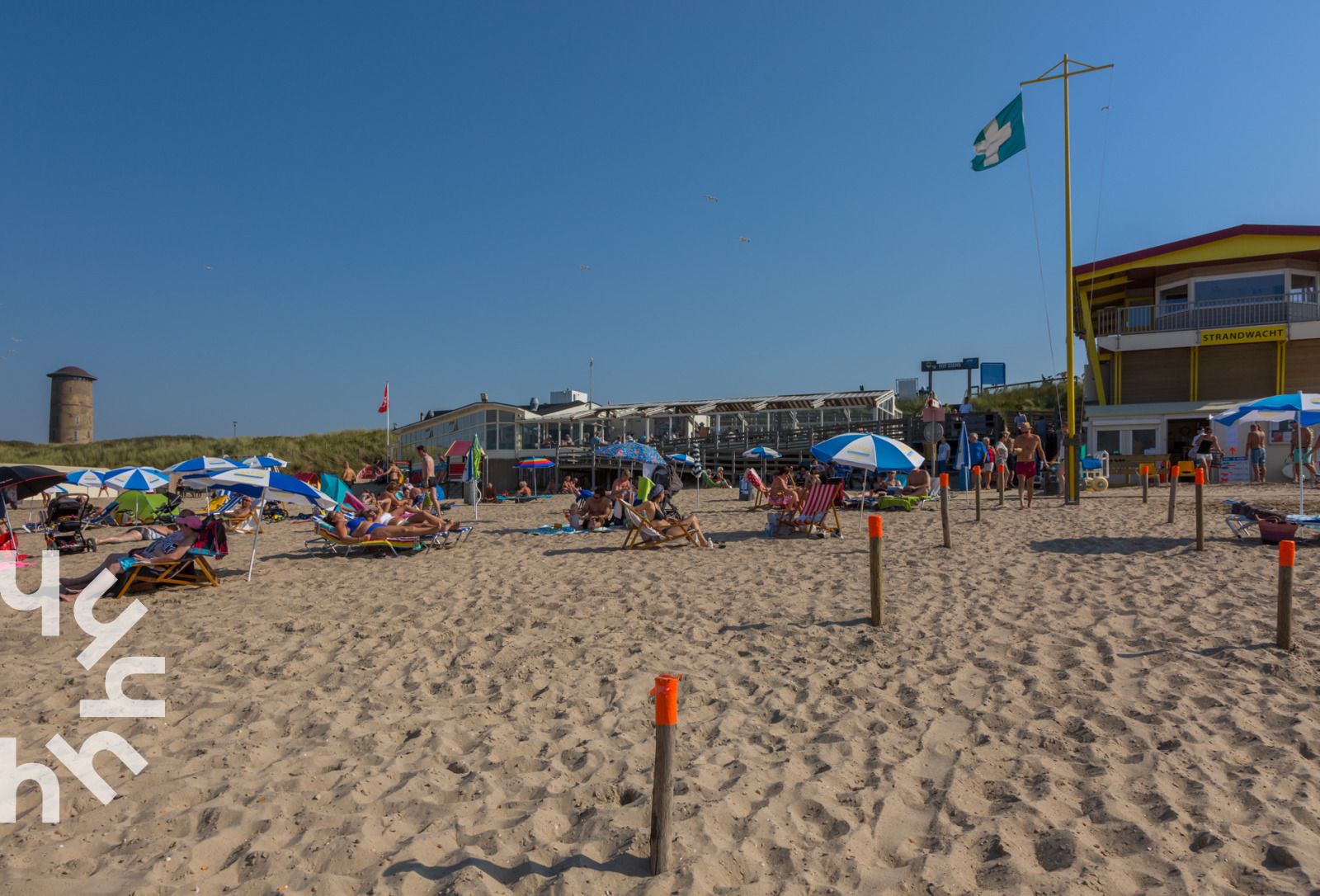 Veranda van vakantiehuis ZE1594 in Domburg, Walcheren, Zeeland met comfortabele stoelen en fietsen.