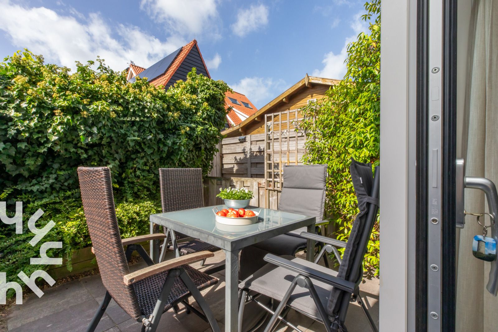 Houten letters 'BEACH' in vakantiehuis ZE1594 in Domburg, Walcheren, Zeeland met uitzicht op de tuin.