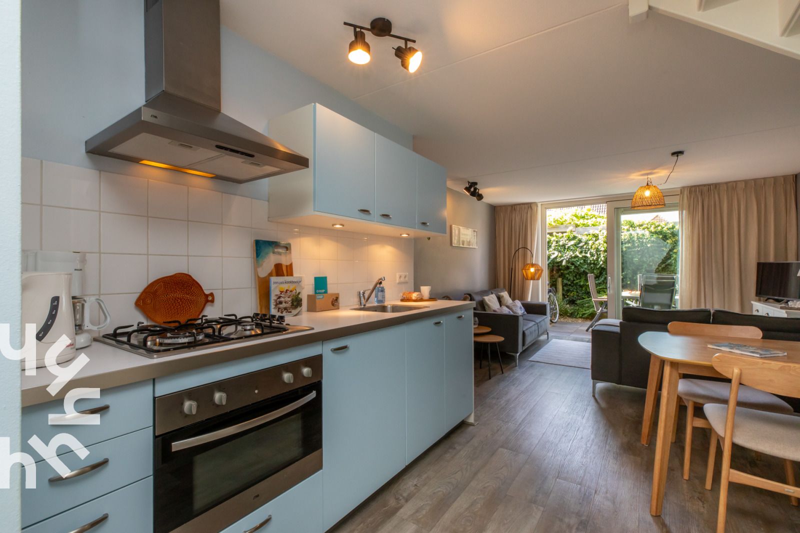 Moderne keuken in vakantiehuis ZE1594 in Domburg, Walcheren, Zeeland met blauwe kasten en apparatuur.