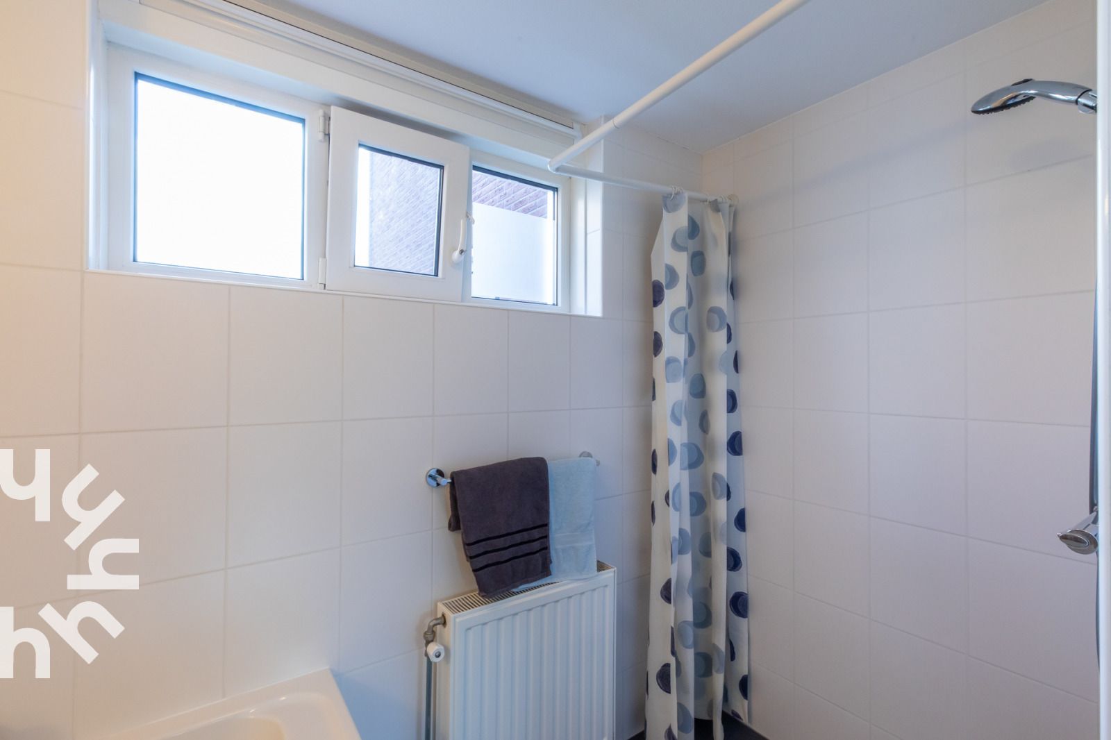 Ruime slaapkamer met tweepersoonsbed in vakantiehuis ZE1594 in Domburg, Walcheren, Zeeland.