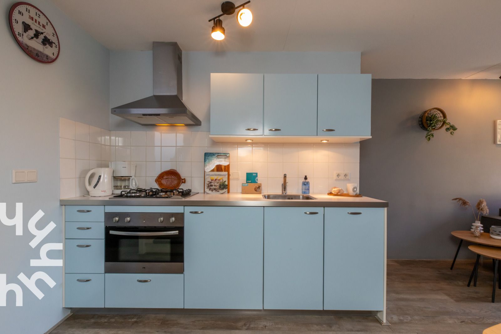 Open keuken en woonkamer in vakantiehuis ZE1594 in Domburg, Walcheren, Zeeland met moderne inrichting.