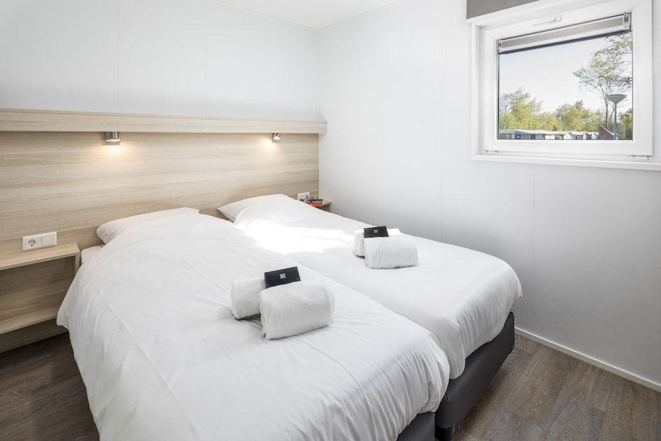 Slaapkamer in L4A Comfort vakantiehuis Domburg, Walcheren, Zeeland met comfortabele bedden en rustgevend uitzicht.