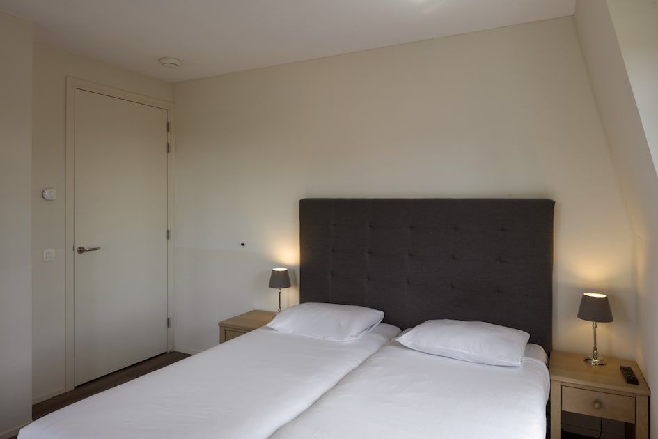 Gezellige slaapkamer in Bordeaux 4 appartement in Domburg, Walcheren, Zeeland met comfortabele bedden.